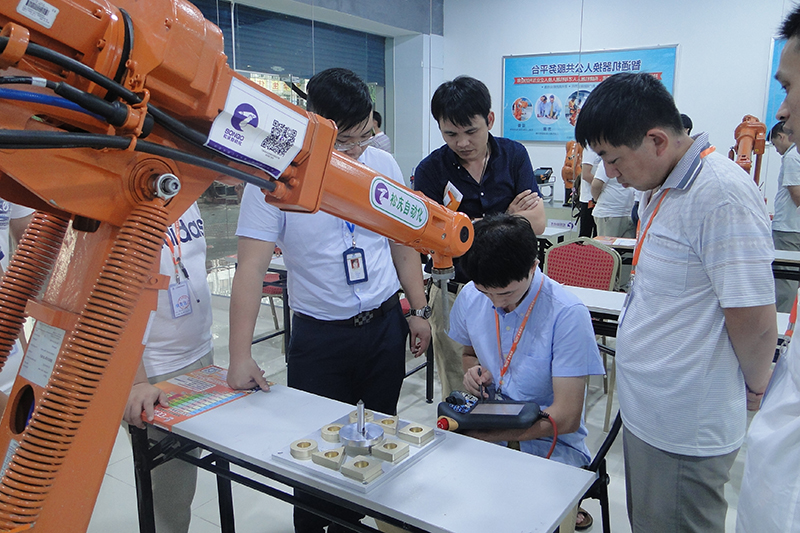 智通培訓學院機器人培訓現場