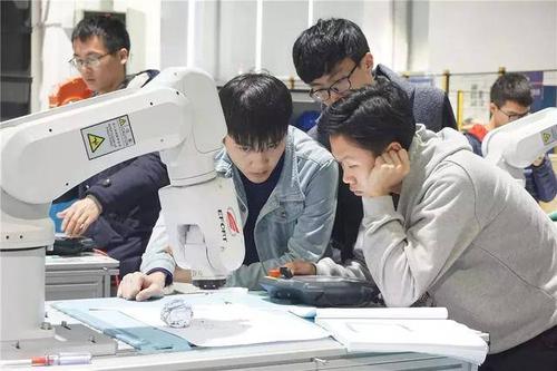 工業機器人技術培訓更傾向于到工業機器人集成商工作?